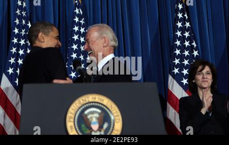 Präsident Barack Obama und Vizepräsident Joe Biden begrüßen, bevor der Präsident bei einer Kundgebung spricht, bei der am 23. März 2010 die endgültige Verabschiedung des Patientenschutzgesetzes und des Affordable Care Act in Washington DC, USA, gefeiert wird. Vicki Kennedy, Witwe von Senator Edward Kennedy, liegt auf der rechten Seite. Foto von Dennis Brack/ABACAPRESS.COM Stockfoto