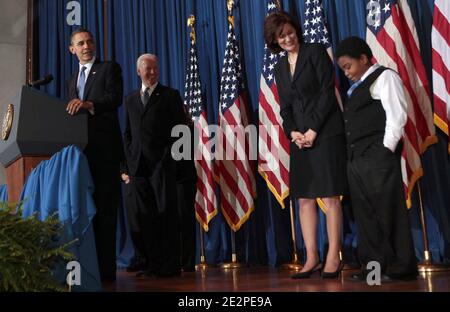 Präsident Barack Obama beglückwünscht Marcelas Owens zu seiner Wahl der gleichen blauen Krawatte, die er bei einer Kundgebung anlässlich der endgültigen Verabschiedung des Patient Protection and Affordable Care Act am 23. März 2010 in Washington DC, USA, trägt. Vizepräsident Joe Biden und Vicki Kennedy, Witwe von Senator Edward Kennedy schauen auf. Foto von Dennis Brack/ABACAPRESS.COM Stockfoto