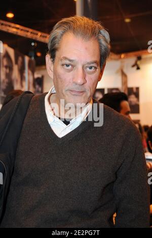 Der Schriftsteller Paul Auster nimmt an der Pariser Buchmesse 'Le Salon Du Livre' Teil, die am 27. März 2010 im Parc des Expositions, Porte de Versailles in Paris, Frankreich, stattfand. Foto von Mireille Ampilhac/ABACAPRESS.COM Stockfoto