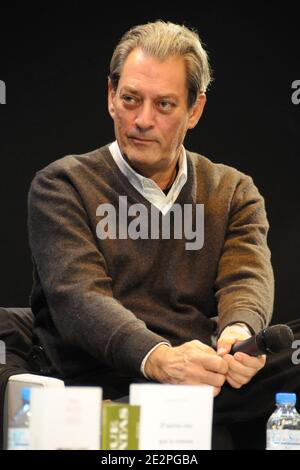 Der Schriftsteller Paul Auster nimmt an der Pariser Buchmesse 'Le Salon Du Livre' Teil, die am 27. März 2010 im Parc des Expositions, Porte de Versailles in Paris, Frankreich, stattfand. Foto von Mireille Ampilhac/ABACAPRESS.COM Stockfoto