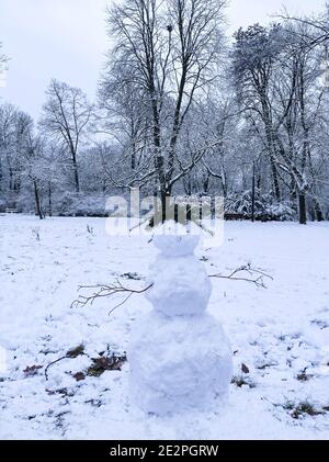 Lustiger Schneemann steht im Schnee auf einem frostigen Winter Tag Stockfoto