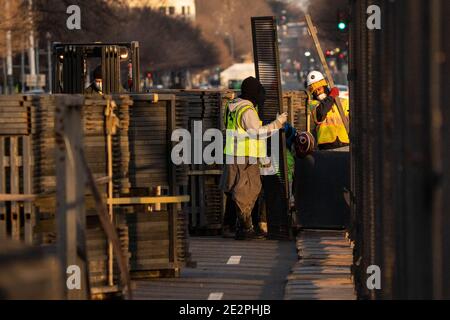 Washington, Usa. Januar 2021. Die Arbeiter legen vor der Amtseinführung von Präsident Biden in Washington, DC, am Donnerstag, dem 14. Januar 2021, einen etwa 8 Meter hohen Umzäunungszaun um das Weiße Haus. Zusätzliche Sicherheit ist auf Hochalarm, nachdem Pro-Trump MAGA-Mobs den Sicherheitsbereich durchbrochen und das US-Kapitol am 6. Januar eingedrungen haben. Foto von Ken Cedeno/UPI . Kredit: UPI/Alamy Live Nachrichten Stockfoto