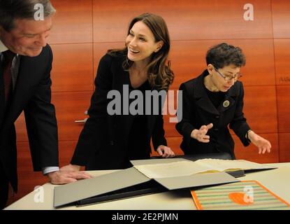 Mitglieder der Julliard-Schule präsentieren Manuskripte von "La flute enchantee" von Mozart und eine weitere von Beethoven an die französische First Lady Carla Bruni-Sarkozy während ihres Besuchs an der Julliard-Schule in New York City, NY, USA, am 29. März 2010. Sie reist mit ihrem Mann, dem französischen Präsidenten Nicolas Sarkozy, zu einem zweitägigen Besuch in den Vereinigten Staaten. Sie werden US-Präsident Barack Obama in Washington treffen. Foto von Eric Feferberg Eric/Pool/ABACAPRESS.COM Stockfoto