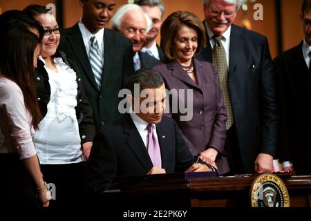 US-Präsident Barack Obama Präsident Barack Obama unterzeichnet den Health Care and Education Reconciliation Act von 2010 als Repräsentantenhaus-Sprecherin Nancy Pelosi (D-CA) und die Mitglieder des Repräsentantenhauses schauen sich an, am 30. März 2010 am Northern Virginia Community College (NVCC) in Washington DC, USA. Foto von Gary Fabiano/ABACAPRESS.COM Stockfoto