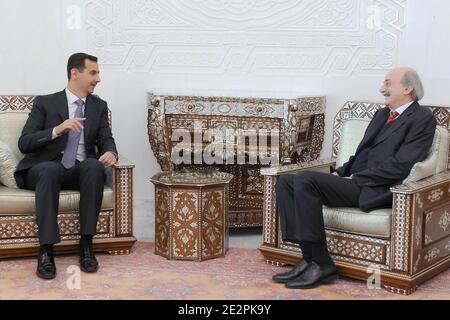 Der syrische Präsident Bashar Al Assad (L) empfängt am 31. März 2010 den libanesischen Drusenführer Walid Jumblatt in Damaskus, Syrien. Jumblatt ist seit der Ermordung des ehemaligen libanesischen Ministerpräsidenten Rafic Hariri im Jahr 2005 ein wichtiger antisyrischer Führer und kritisiert Assad als verantwortlich für die Ermordung. Aber Anfang dieses Monats sagte er, dass kritische Kommentare, die er über Assad gemacht habe, unangemessen seien. Foto von Balkis Press/ABACAPRESS.COM Stockfoto