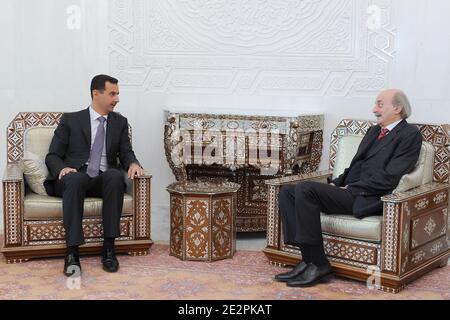 Der syrische Präsident Bashar Al Assad (L) empfängt am 31. März 2010 den libanesischen Drusenführer Walid Jumblatt in Damaskus, Syrien. Jumblatt ist seit der Ermordung des ehemaligen libanesischen Ministerpräsidenten Rafic Hariri im Jahr 2005 ein wichtiger antisyrischer Führer und kritisiert Assad als verantwortlich für die Ermordung. Aber Anfang dieses Monats sagte er, dass kritische Kommentare, die er über Assad gemacht habe, unangemessen seien. Foto von Balkis Press/ABACAPRESS.COM Stockfoto