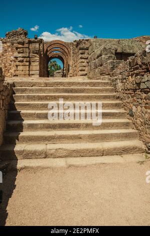 Ausgang Tor mit Bögen des römischen Amphitheaters und Treppen an der archäologischen Stätte von Merida. Eine Stadt, die vom antiken Rom in Spanien gegründet wurde. Stockfoto