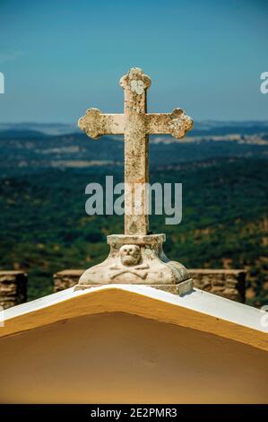 Nahaufnahme eines Marmorkreuzes auf dem Friedhof in Evoramonte. Eine befestigte Gemeinde über einem Hügel in Portugal. Stockfoto