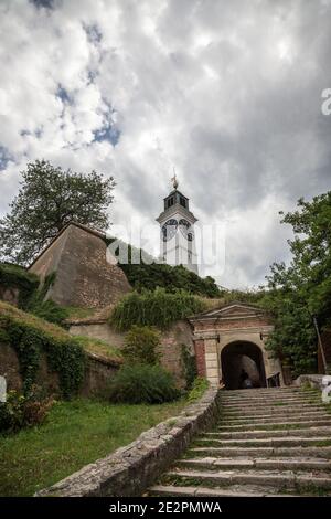 Clocktower der Petrovaradin Festung in Novi Sad, Serbien. Diese Festung ist eines der wichtigsten Wahrzeichen der Vojvodina und ein Symbol für die Ausfahrt Musik Fe Stockfoto