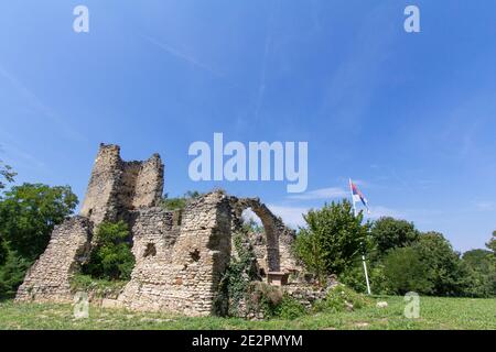 Verlassene Kirche des Klosters Manastir savinac in Stari ledinci, in der Nähe von Novi Sad, auf dem Fruska Gora Berg, in Serbien. Es ist ein Kloster aus dem Stockfoto