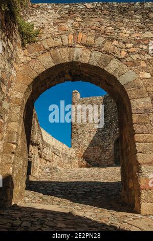 Steintor in der Innenmauer über Bürgersteig an der Burg Marvao. Ein erstaunliches mittelalterliches befestigtes Dorf in Portugal. Stockfoto