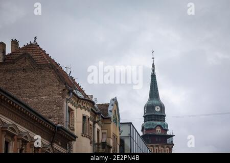 Nahaufnahme des Uhrturms des Rathauses von Subotica, in Serbien, bei Sonnenuntergang. Auch Gradska Kuca genannt, ist es das wichtigste Wahrzeichen der Stadt, einweihen Stockfoto