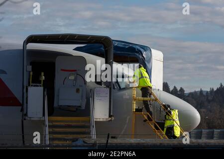 Mitarbeiter arbeiten am Donnerstag, den 14. Januar 2021, in einem Flugzeug der American Airlines 737 MAX in der Boeing Renton Factory in Renton, Washington. Stockfoto