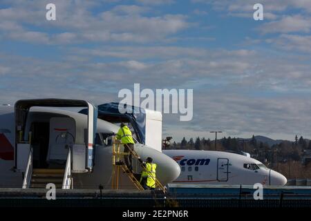 Mitarbeiter arbeiten am Donnerstag, den 14. Januar 2021, in einem Flugzeug der American Airlines 737 MAX in der Boeing Renton Factory in Renton, Washington. Stockfoto