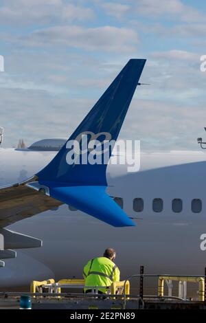 Ein Mitarbeiter im Aufzug arbeitet am Donnerstag, den 14. Januar 2021, in der Boeing Renton Factory in Renton, Washington, mit dem Flugzeug Air Europa 737 MAX. Stockfoto