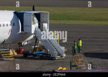 Am Donnerstag, den 14. Januar 202, arbeiten Mitarbeiter ‘einem Flugzeug der Linie 737 MAX auf dem Renton Municipal Airport in Renton, Washington Stockfoto