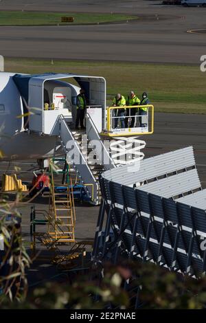 Am Donnerstag, den 14. Januar 202, arbeiten Mitarbeiter ‘einem Flugzeug der Linie 737 MAX auf dem Renton Municipal Airport in Renton, Washington Stockfoto