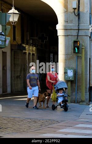 Paar mit Kinderwagen und Hund in Ávila. Stockfoto