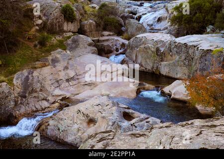 Oberlauf des Flusses Manzanares bei La Pedriza, Teil des Nationalparks Sierra de Guadarrama. Manzanares el Real, Madrid. Stockfoto