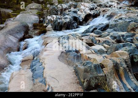 Oberlauf des Flusses Manzanares bei La Pedriza, Teil des Nationalparks Sierra de Guadarrama. Manzanares el Real, Madrid. Stockfoto