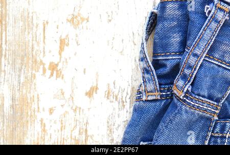 Blaue Jeans auf rustikalem Holzbrett. Protokollierung für Shop und Verkauf. Jeans-Dessin.Grunge-Jeans-Muster. Lässige Jeans im Hintergrund. Grunge-Denim-Struktur. Stockfoto