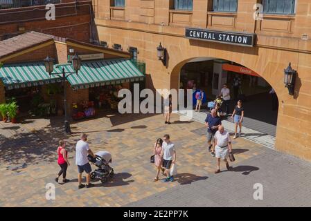 Fußgänger beim Verlassen und Betreten des Hauptbahnhofs Sydney New South Wales Australien Stockfoto