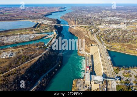 Robert Moses Niagara Power Plant, Wasserkraftwerk, Lewiston, NY, USA (rechts und Sir Adam Beck No 2 Generating Station, Kanada (links) Stockfoto