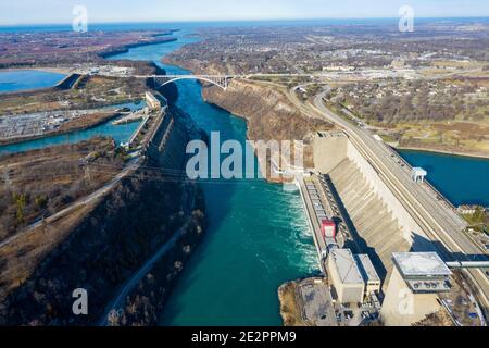 Robert Moses Niagara Power Plant, Wasserkraftwerk, Lewiston, NY, USA (rechts und Sir Adam Beck No 2 Generating Station, Kanada (links) Stockfoto