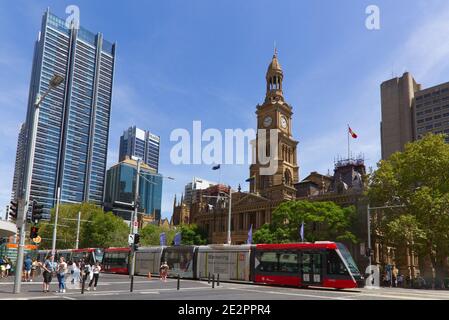 Fußgänger überqueren die George Street vor der Sydney Town Hall Australia Stockfoto