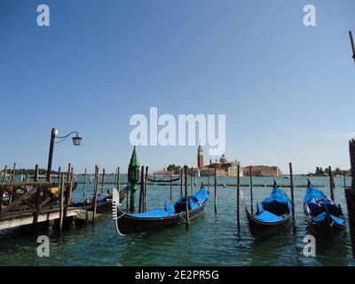 Leere venezianische Gondeln vor dem markusplatz vor Anker Stockfoto