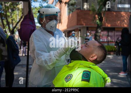 Kolumbianische Polizisten nehmen einen kostenlosen Coronavirus (COVID-19) Test in Bogota, Kolumbien inmitten der Ausbreitung der neuen Coronavirus-Pandemie vor einer neuen Stockfoto