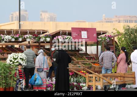 Eine Ansicht der Verbraucher kaufen Blumen vom lokalen Markt in Mahaseel Festival in Katara Village - Doha, Katar Stockfoto