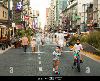 Menschen mit Gesichtsmasken während der Pandemie Covid-19 entlang der Corrientes Avenue, Buenos Aires, Argentinien Stockfoto