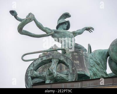 BUDAPEST, UNGARN - 27. MAI 2019: Nahaufnahme der Bronzestatue eines Mannes mit Schlange und Pferd, das Symbol des Krieges auf dem Heldenplatz Stockfoto