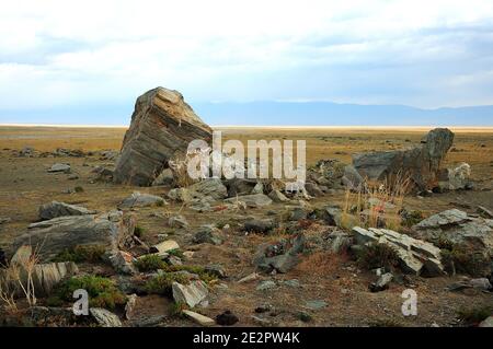 Steinbrocken an der Stelle eines antiken Heiligtums in der Steppe. Tarkhatinsky Megalithkomplex, Altai, Sibirien, Russland. Stockfoto