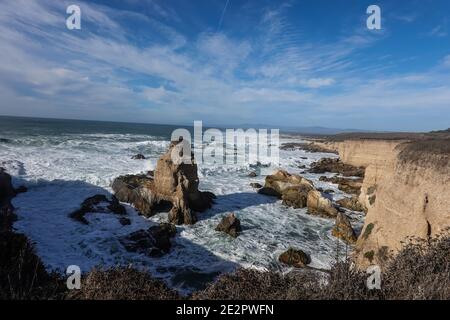 Große Wellen brechen entlang der Küste im Montaña de Oro State Park, Zentralkalifornien, USA Stockfoto