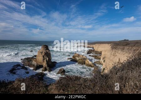 Große Wellen brechen entlang der Küste im Montaña de Oro State Park, Zentralkalifornien, USA Stockfoto