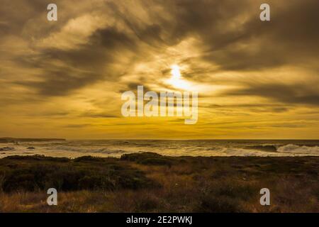 Sonnenuntergang an der Küste des Montaña de Oro State Park in Zentralkalifornien, USA Stockfoto