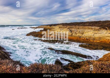 Große Wellen brechen entlang der Küste im Montaña de Oro State Park, Zentralkalifornien, USA Stockfoto