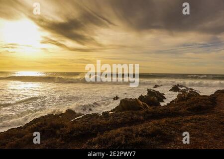 Sonnenuntergang an der Küste des Montaña de Oro State Park in Zentralkalifornien, USA Stockfoto