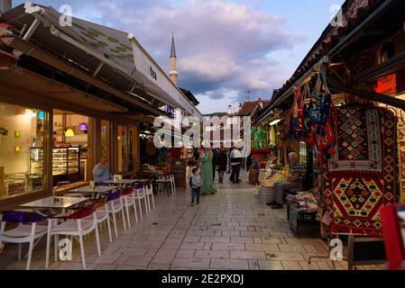 Blick auf die Straße von Stari Grad, der Altstadt von Sarajevo in Bosnien und Herzegowina Stockfoto