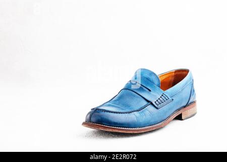 Paar neue Leder stilvolle Luxus-Mode blau Penny Slipper Schuh, horizontal, Kopie Raum, Seitenansicht, Platz für Text auf weißem Hintergrund Stockfoto