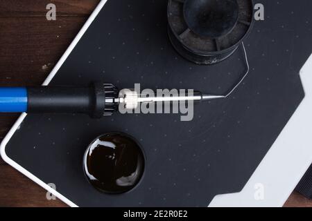 Lötwerkzeuge. Lötkolben und Kolophonium auf schwarzem Hintergrund Stockfoto