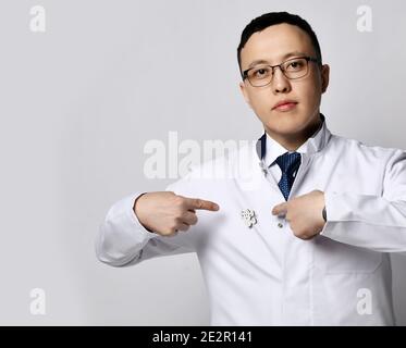 Porträt eines jungen Mannes Arzt Urologen oder Proktologen zeigt zeigen Bei speziellen medizinischen Zeichen auf seinem Kleid Uniform Stockfoto