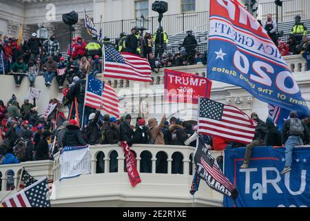 Januar 2021. Große Massen von Demonstranten am Capitol Hill mit Donald Trump 2020 Flaggen. US Capitol Building, Washington DC.USA Stockfoto