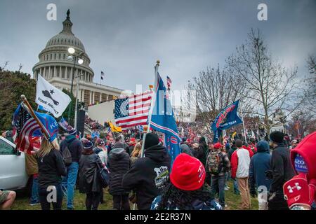 Januar 2021. Große Massen von Demonstranten am Capitol Hill mit Donald Trump 2020 Flaggen. US Capitol Building, Washington DC.USA Stockfoto