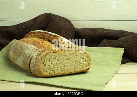 Hausgemachtes Brot im Ofen ist einfach und lecker. Food Banner für Text oder Design. Frisches und gesundes Brot zu Hause nach dem Rezept. Speicherplatz kopieren. H Stockfoto