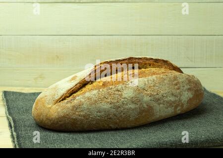Hausgemachtes Brot im Ofen ist einfach und lecker. Food Banner für Text oder Design. Frisches und gesundes Brot zu Hause nach dem Rezept. Speicherplatz kopieren. H Stockfoto