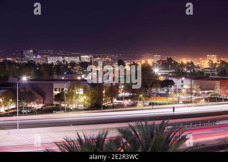 Nachtansicht der Skyline von Irvine, Kalifornien, USA. Stockfoto