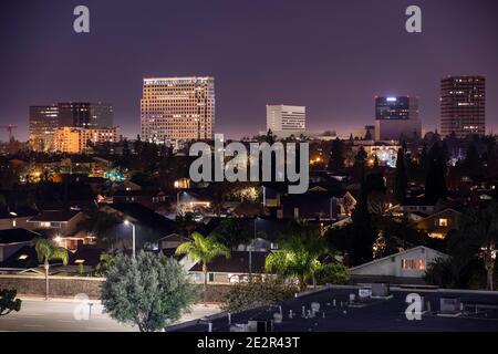 Nachtansicht der Skyline von Irvine, Kalifornien, USA. Stockfoto